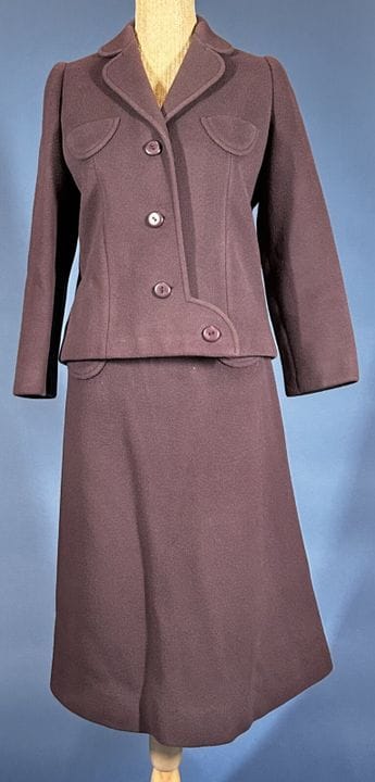 GRES 
Aubergine-colored wool suit consisting of a 