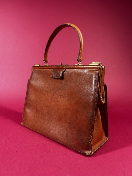 HERMÈS Paris
Beige leather bag with a gold-tone me