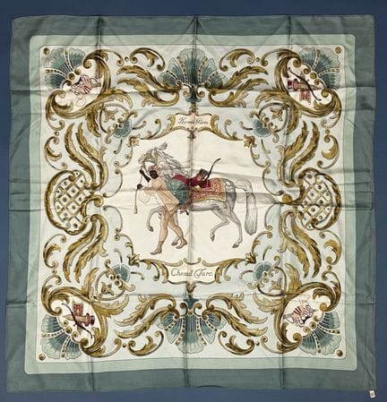 HERMÈS Paris 
Carré made of printed silk twill tit