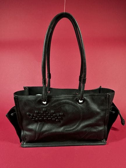 LOEWE 
黑色皮革手袋，表面绗缝品牌名称，顶部饰有珍珠皇冠，两侧各有一个带系带的贴袋，配双提手。