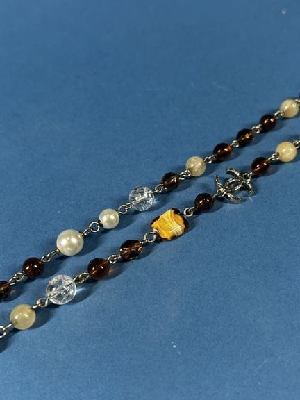 CHANEL
Long necklace made of costume pearls and ci