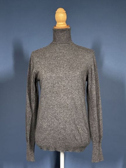 HERMÈS Paris
Long-sleeved gray heathered cashmere 
