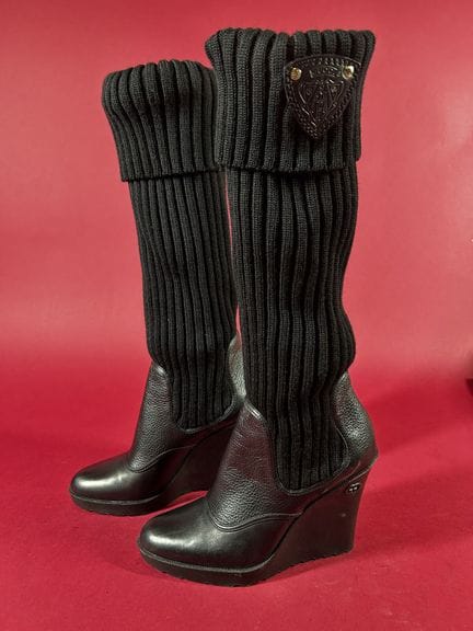 GUCCI 
Pair of black leather boots with black ribb