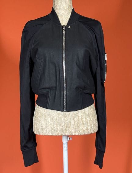 RICK OWENS 
Black lambskin leather jacket with a r