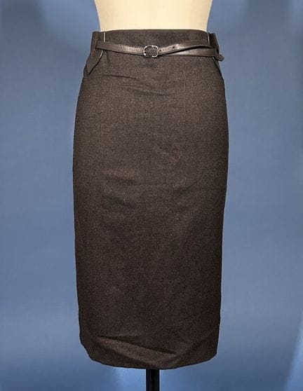 HERMÈS Paris
Straight, knee-length skirt in brown/