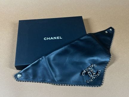 CHANEL 
Black leather triangle choker edged with a