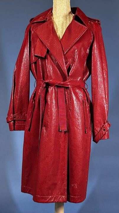 LANVIN 
酒红色亮面棉涤纶混纺风衣，采用褶皱设计，宽大领口，前襟及后背均饰有翻领，双排扣按扣闭