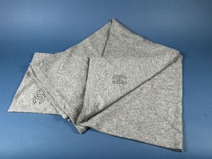 CHANEL
Light gray heathered cashmere and wool jers