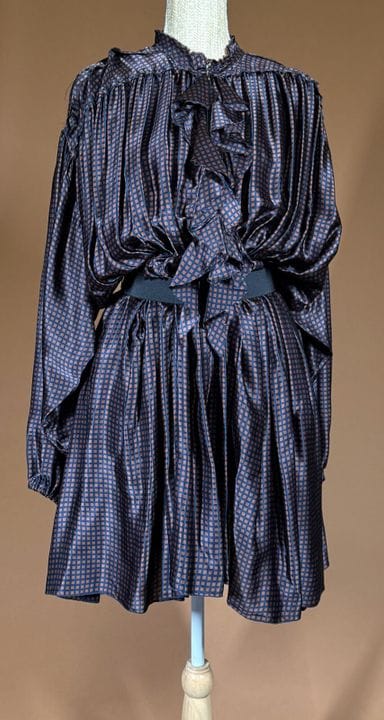 LANVIN 2010冬季系列
午夜蓝缎面及膝连衣裙，饰有铜色方格印花及平边， 立领，拉链处饰有荷叶