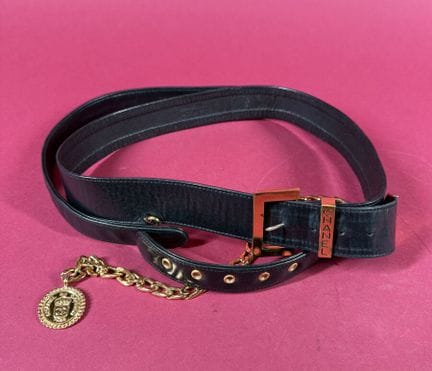 CHANEL
Black leather belt with a rectangular gold-