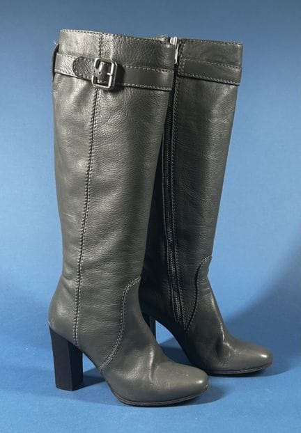 CHLOÉ
Pair of gray/blue leather boots with tone-on