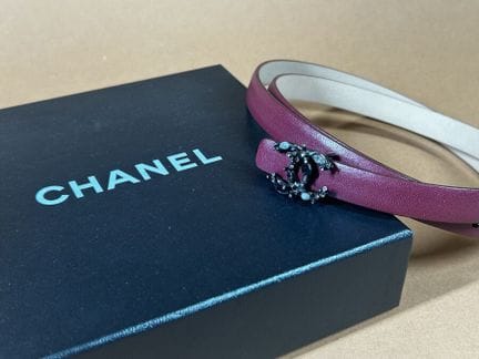 CHANEL
Delicate cherry-red leather belt with a log