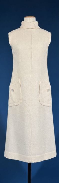 JEAN PATOU 专卖店，约1975年 
象牙白羊毛平纹针织中长连衣裙，配同色系明线缝饰，翻领设