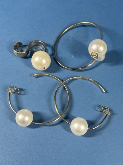 CHANEL 
Set consisting of a bangle, a pair of clip