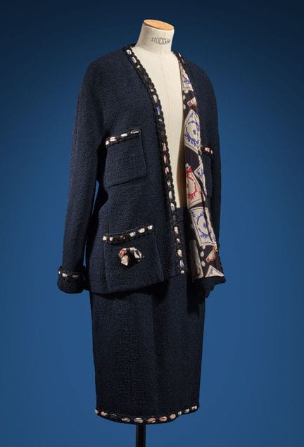 CHANEL boutique
Navy tweed suit with silk trim mat
