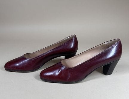 CÉLINE 
一双勃艮第红皮质高跟鞋，鞋跟高6厘米。
（皮面和鞋底有磨损。） 
尺码 39 1/2