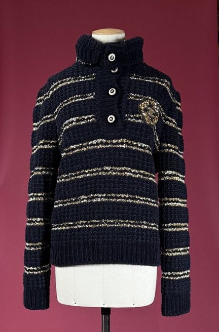 CHANEL 
Navy chenille velvet wool sweater with gol