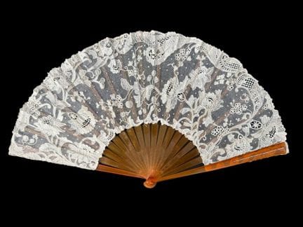 Fiori, Europa, 1920 circa 
Ventaglio piegato, con 