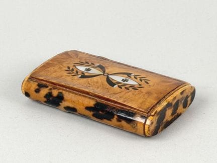 Snuffbox made of burl wood, decorated with mother-