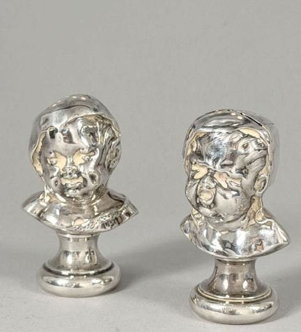 Due saliere in argento (925 millesimi) raffigurant