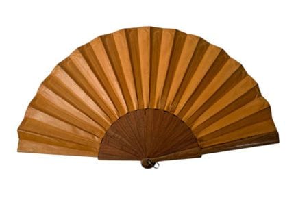 Cuir, Europe (Autriche ?), vers 1880 
Éventail pli