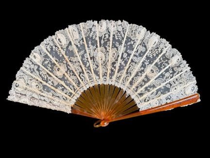 Rose con petali staccati, Europa, 1900-1920 circa
