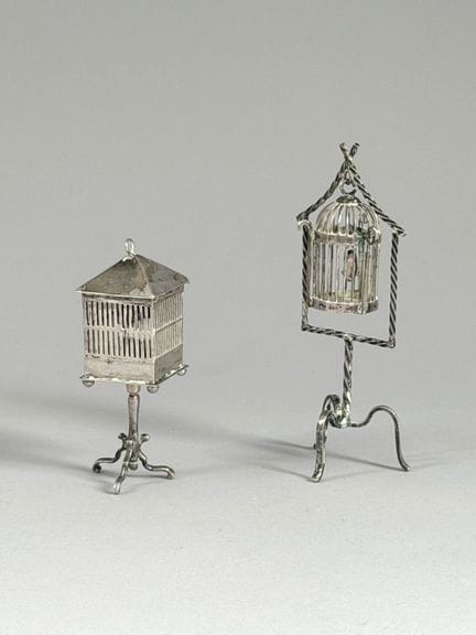 Due gabbie per uccelli in miniatura in argento (80