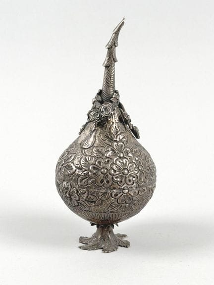 Irrigatore in argento (800 millesimi) con decorazi