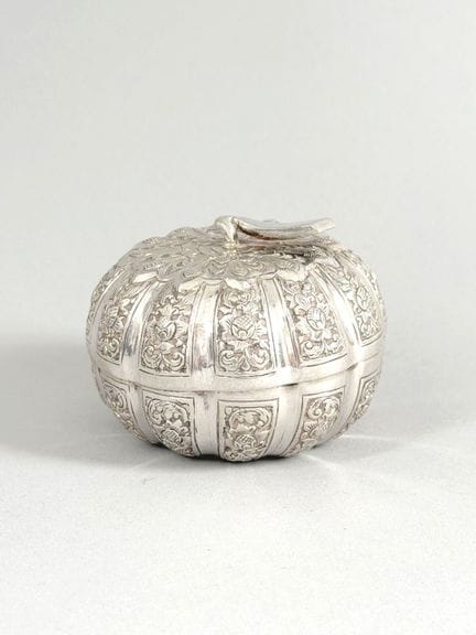 Silver (900) pumpkin-shaped lidded box, with a ful