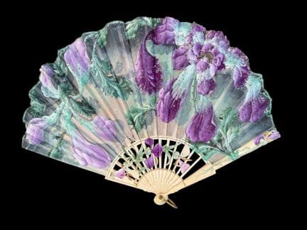 Fiori viola, Francia, 1920 circa 
Ventaglio chiuso