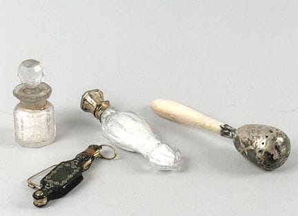 Set composto da: 
- Un sonaglio in argento (800 mi