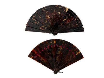 Deux éventails de type brisé en écaille brune, XIX
