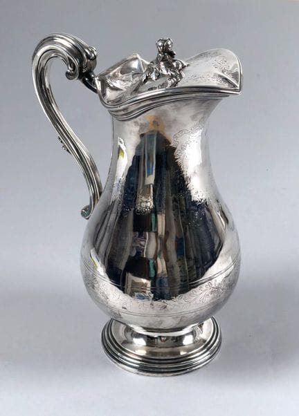 Brocca con coperchio in argento 950 con decorazion