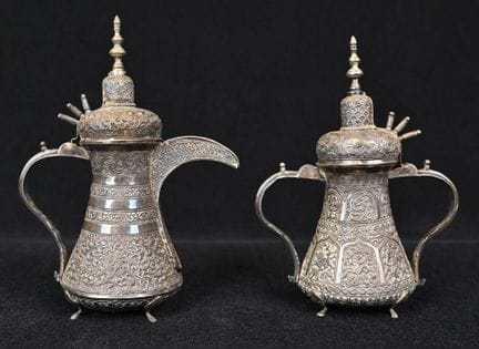 Cafetière « dallah » et pot à sucre couvert en arg