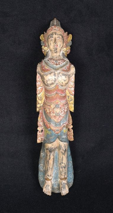 一件彩绘木雕作品，描绘了一位神灵。东南亚。巴厘岛，20世纪上半叶。高：64.5厘米。