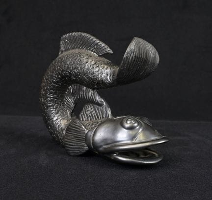 让·马雷（1913-1998）。彩釉陶鱼（鲤鱼），釉面呈黑色并带有虹彩（肉眼可见一处釉面裂纹）。底部