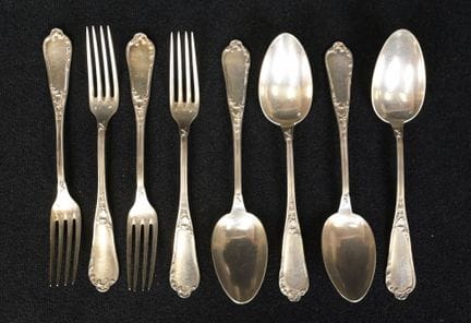 Suite de 4 grands couverts en argent 925/1000e. La