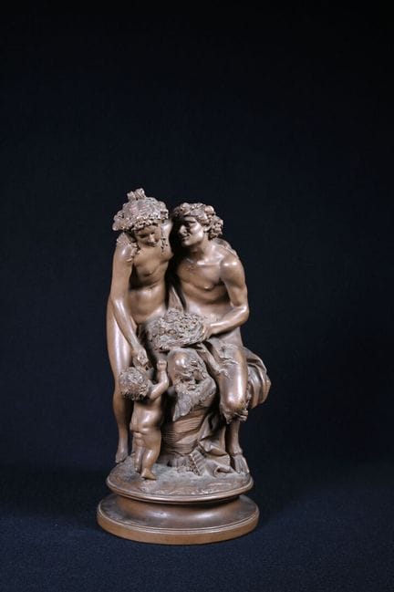 据克劳德·米歇尔·克洛迪翁（1738—1818）作品。巧克力色做旧石膏制成的仙女与牧神（表面有颗粒纹