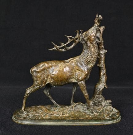 皮埃尔-朱尔·梅内（1810-1879）。
手持树枝的雄鹿。
棕色做旧青铜，底座上以刻刀签名。
高：