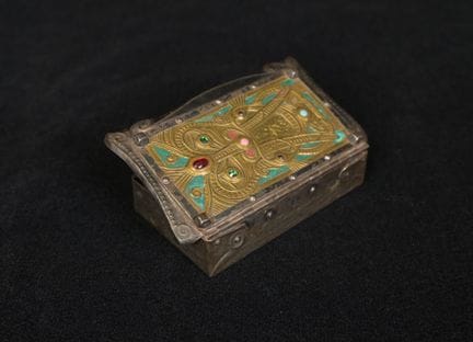 阿尔弗雷德·达盖（Alfred DAGUET，1875-1942）。金属盒，采用浮雕工艺制作并施以珐