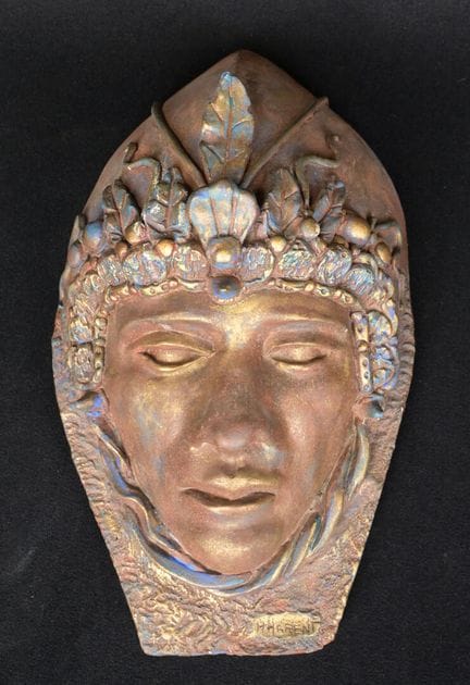 H. HARENT（20世纪）。一尊东方人面具，由石膏制成，表面经棕色做旧处理，并饰有镀金和彩绘（有