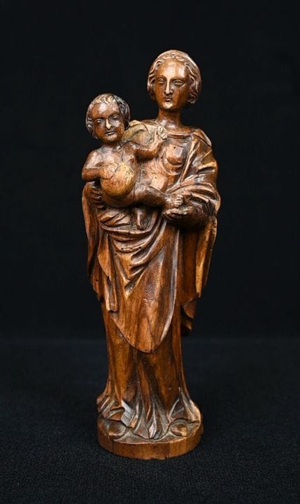 16世纪，南尼德兰或法国北部。
圣母与圣婴像。
木雕小像。
存在轻微损伤、磨损，底部经修复。
高：3