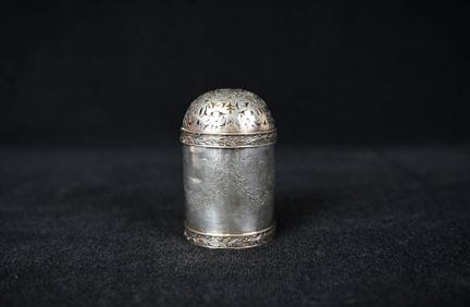 925/1000纯银撒粉器，带有米诺娃印记，饰有叶丛花环和系结缎带的浮雕图案。高：11厘米。重：18