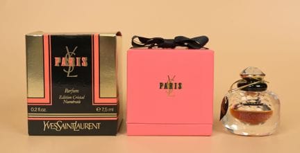 Yves Saint Laurent - «Paris» - (1983)
Se presenta 