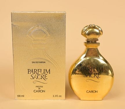 Caron - «Parfum Sacré» - (1989)
Se presenta en su 