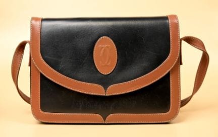 MUST DE CARTIER. Bolso de piel de becerro en negro
