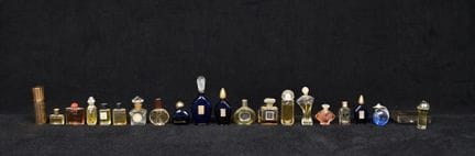 Conjunto de frascos de perfume en miniatura, entre
