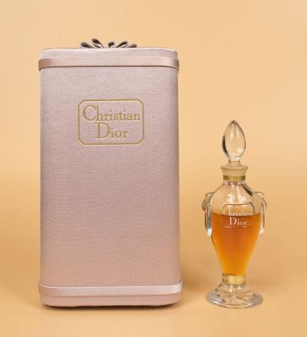 Christian Dior - «Miss Dior» - (1947)
Se presenta 