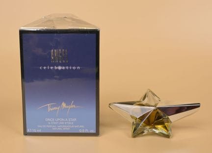 Thierry Mugler - «Angel» - (1992)
Se presenta en s