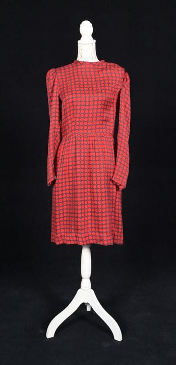 GUY LAROCHE。巧克力色底配红色圆点印花的真丝连衣裙（缺腰带）。尺码40。